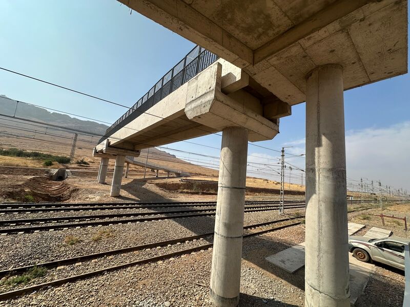 Sous-face du tablier de la passerelle et ses appuis au-dessus des voies, PN 6051