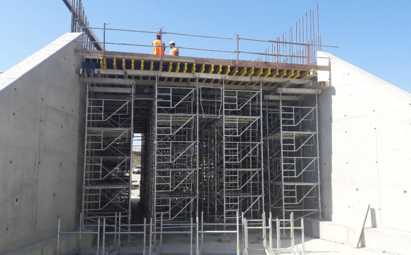 Tours d’étaiement et coffrage mis en place entre deux voiles en béton armé