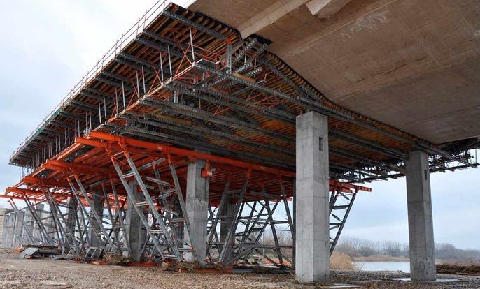 Étaiement à tours métalliques et poutres de répartition sous un tablier de pont