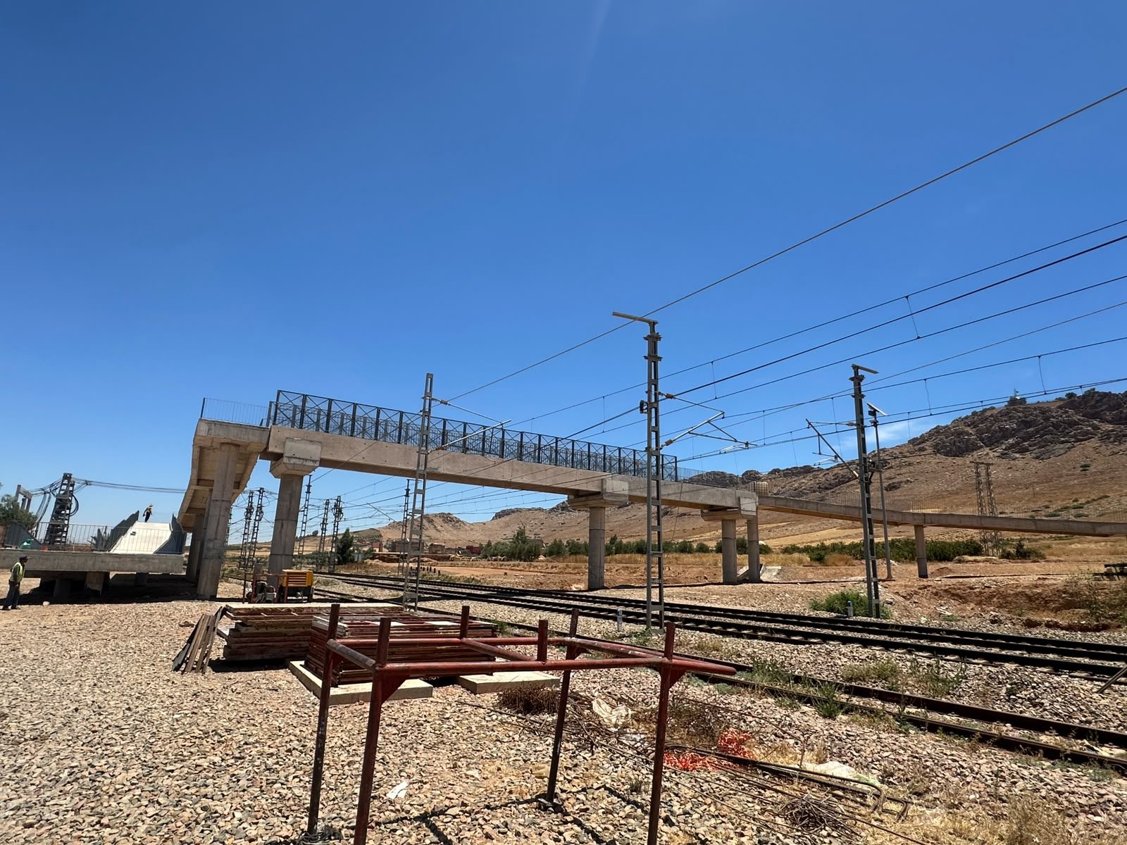 Passerelle en béton armé franchissant la voie ferrée au PN 6051, Skhour Rhamna