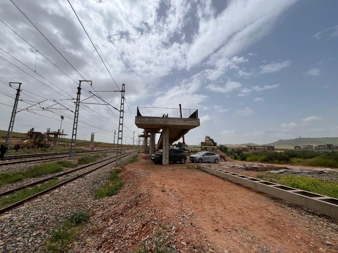 Tablier de la passerelle en cours de construction sur ses appuis, PN 6051