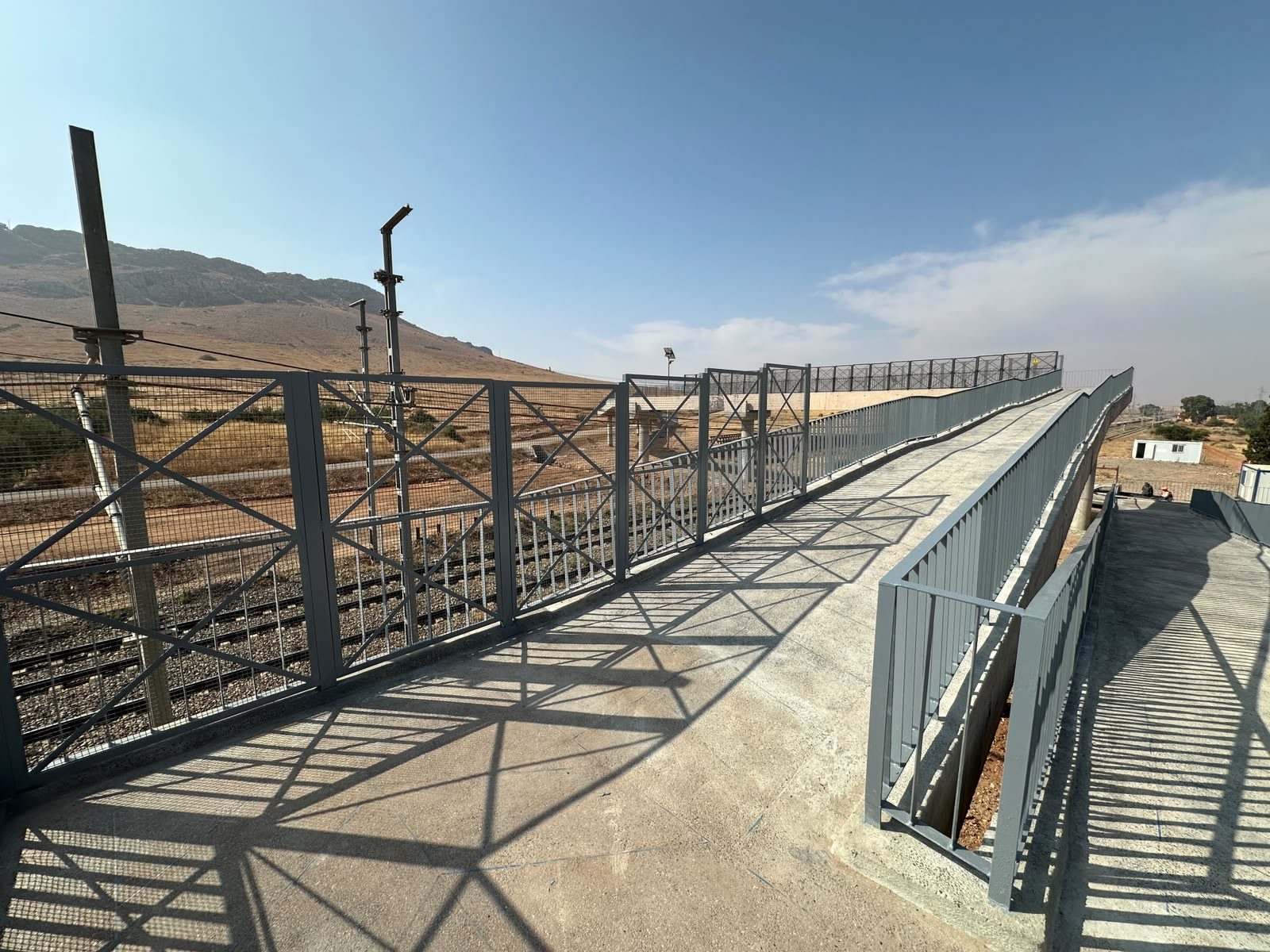 Rampe d’accès achevée et garde-corps de la passerelle, PN 6051