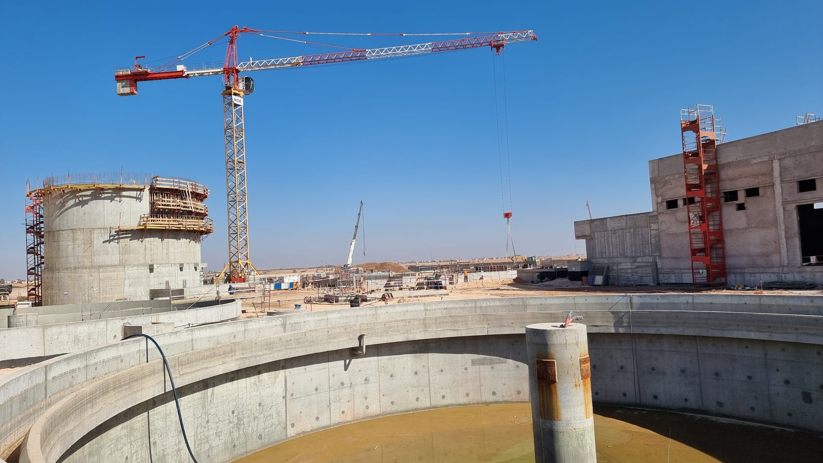 STEP de Fkih Ben Salah (OCP), bassin circulaire mis en eau et bâtiment d’exploitation
