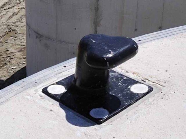 Platines des bollards d’amarrage — port Tanger Med — photo 1