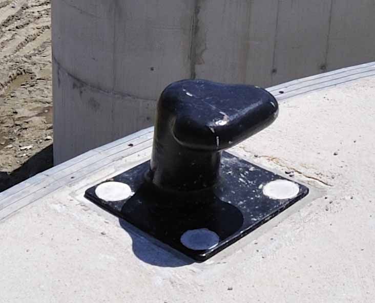 Platines des bollards d’amarrage — port Tanger Med — photo 1