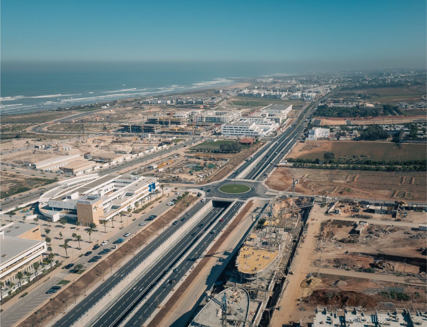 Trémies de Dar Bouazza — trémie et giratoire dans leur environnement urbain, vue aérienne