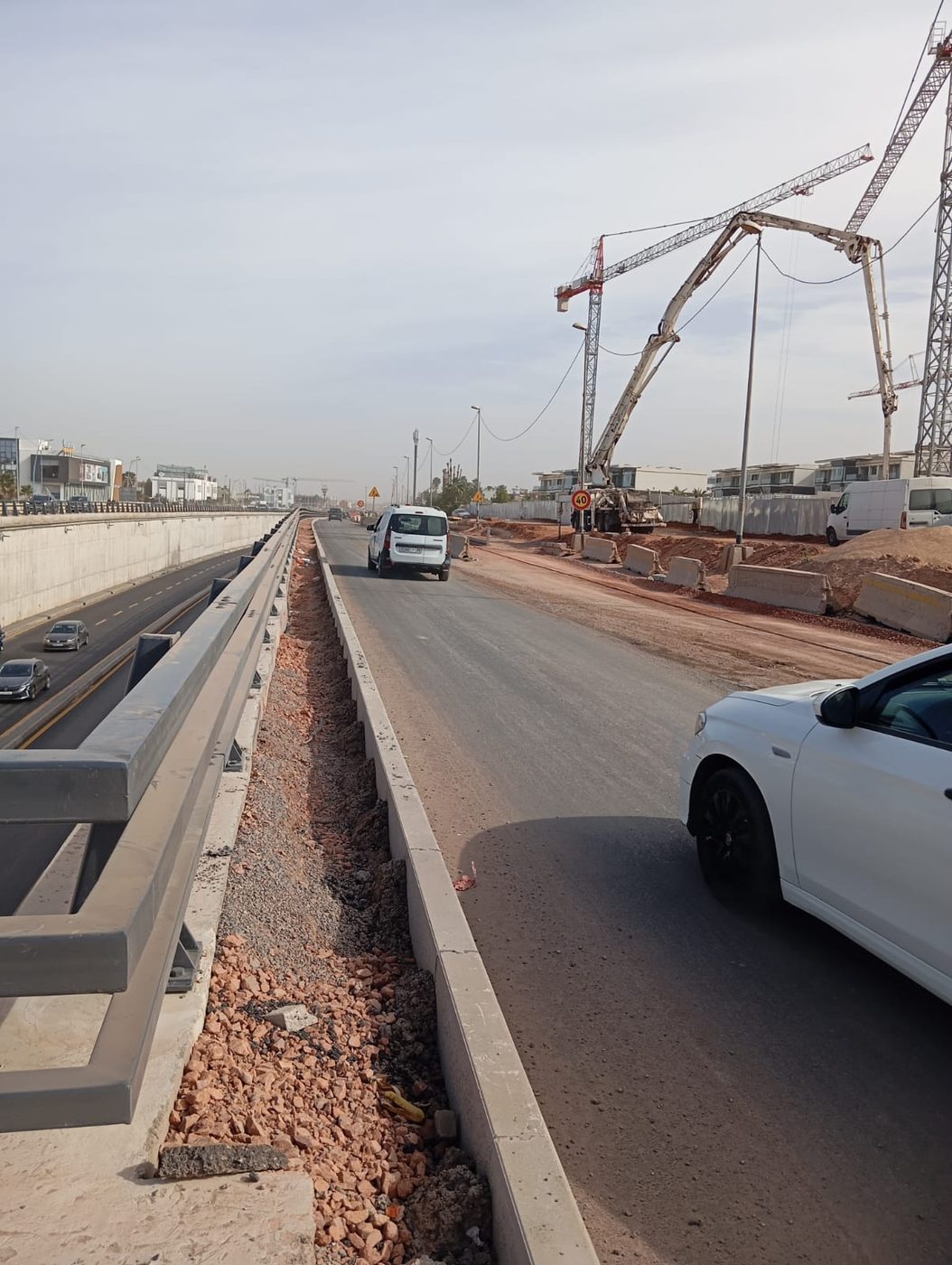Trémies de Dar Bouazza — pompe à béton sur le chantier de la trémie