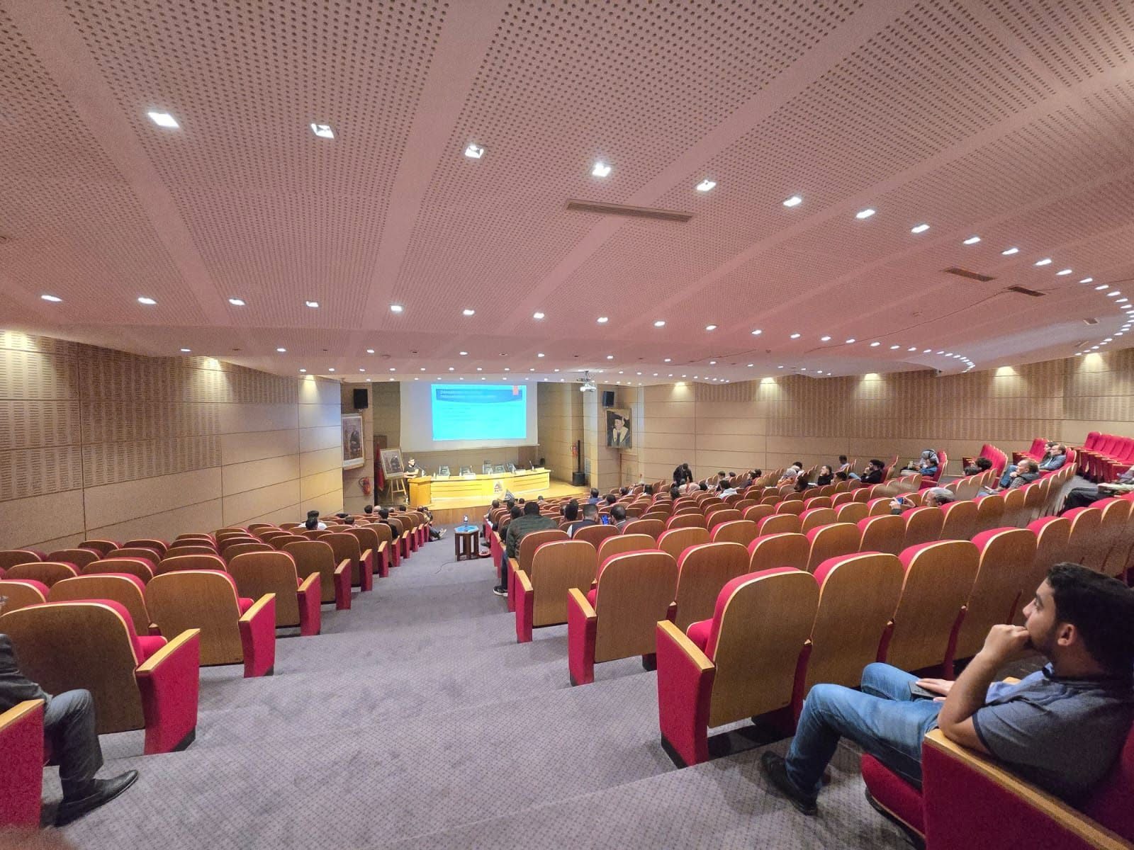 Intervention de NEOGENESIS dans l'amphithéâtre de l'EHTP