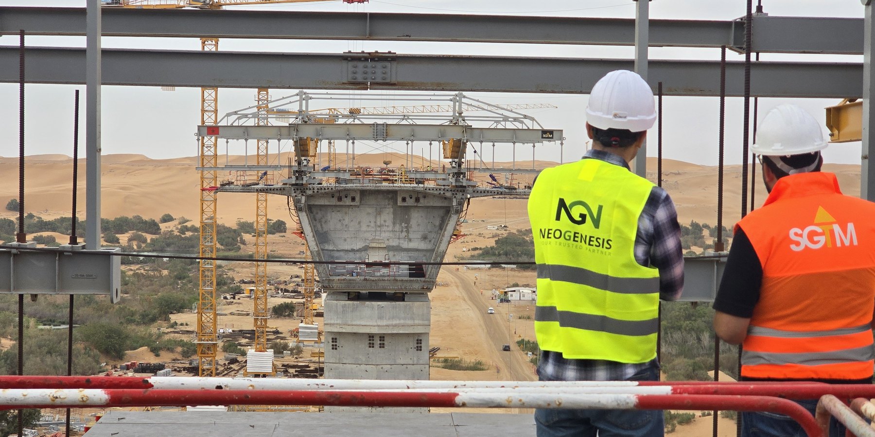 Inspecteurs NEOGENESIS et SGTM devant un viaduc en construction