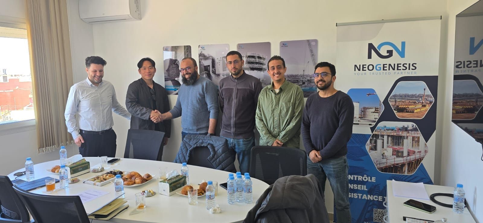 Signature du partenariat technique dans les bureaux de NEOGENESIS à Rabat