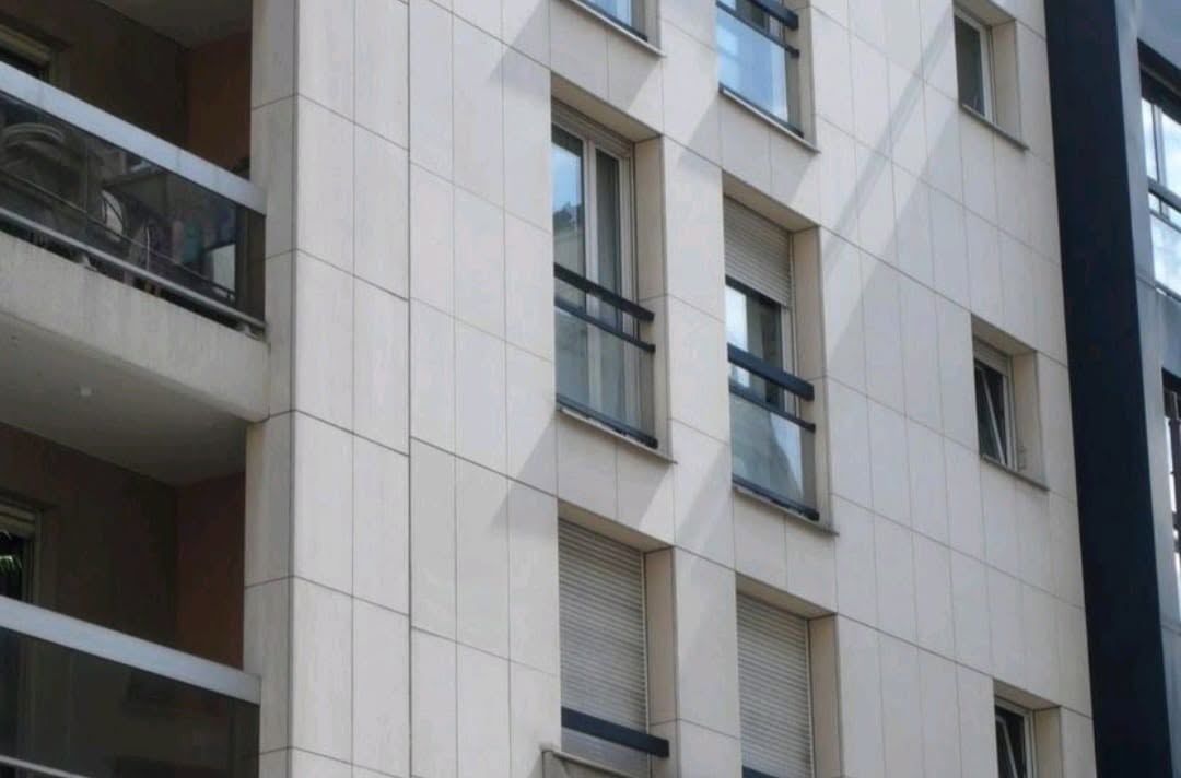 Revêtements muraux attachés en pierre mince (DTU 55.2)