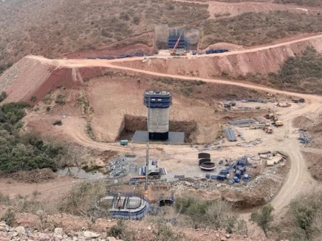 Pile de viaduc en cours d’exécution sur l’autoroute continentale Rabat-Casablanca