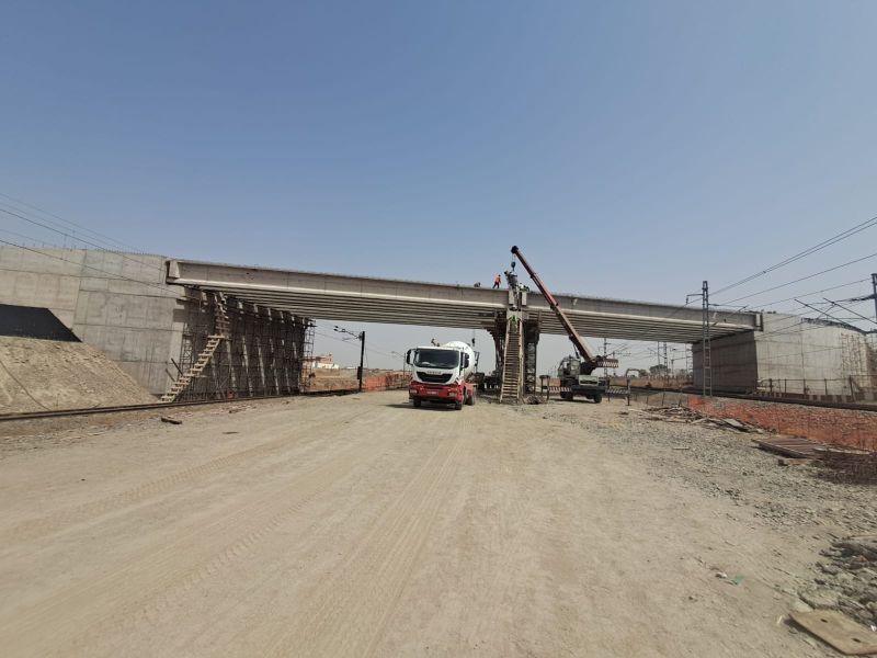 Pont-route en construction au-dessus des voies ferrées à Benguerir, suppression du passage à niveau n° 6062