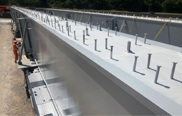 Poutre métallique de grande longueur revêtue de son système de protection anticorrosion
