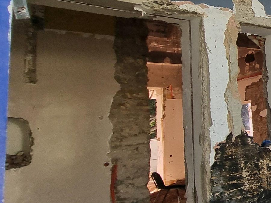 Ancienne villa, Rabat : murs porteurs en maçonnerie mis à nu avant réparation